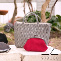 三河木綿刺子織口金零錢包，有黑、紅、灰等色，材質為刺子織布，設計有金屬口金開合，另有一只同款的格紋托特包。