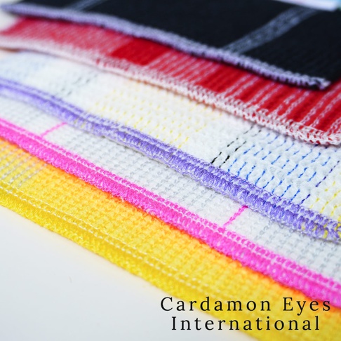 五條疊放的壓克力纖維無痕清潔巾，顏色由下往上分別為黃色、粉色、白色、紅色及黑色，皆帶有細緻的格紋織法與包邊縫線。