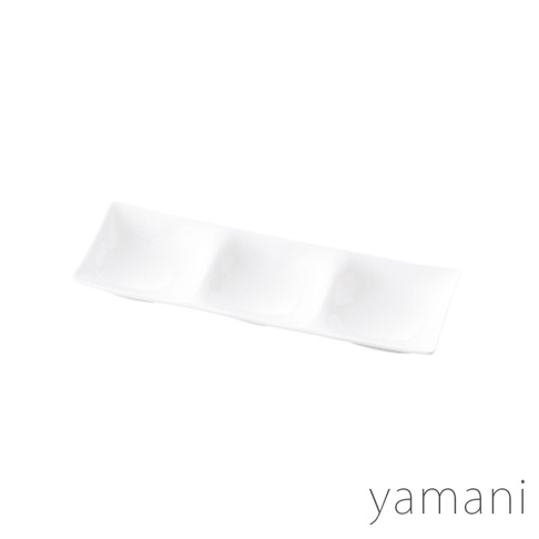 白色長方形陶瓷三格小菜盤，表面光滑，每個格皆為圓弧狀。