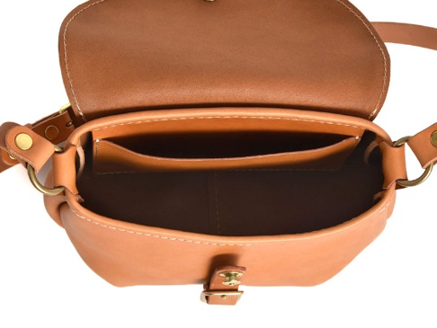 職人手作皮革休閒旅行馬鞍包 (CK-20)，採用天然棕褐色皮革製成，包身呈現經典馬鞍包造型，翻蓋設計，內部有兩個隔層，配有黃銅色金屬扣和可調節肩帶。