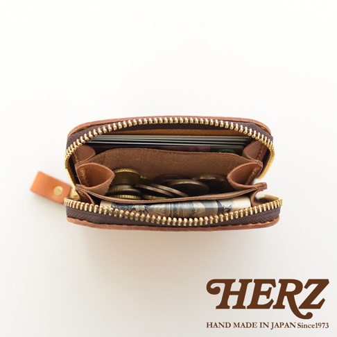 職人手作皮革高機能收納錢包，咖啡色皮革，拉鍊開合，內部展示有卡片、零錢及紙鈔。