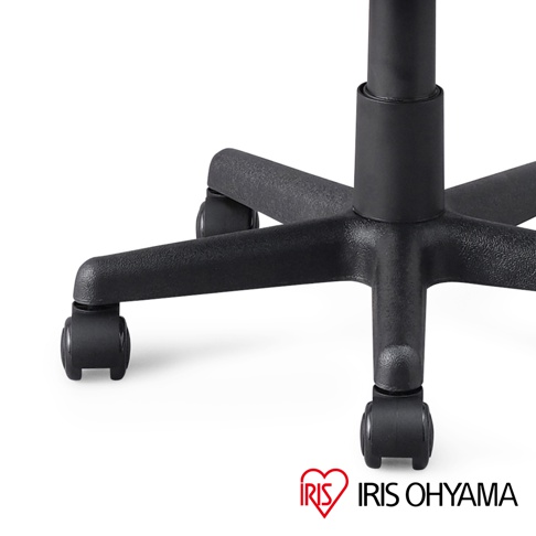 黑色辦公椅的底座和輪子，帶有IRIS OHYAMA 商標