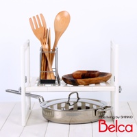 白色伸縮槽下單層站立收納架，上方放置金屬架裝有木質餐具（叉子、湯匙），架子右側有兩個木碗，下方放置一個不鏽鋼鍋具。