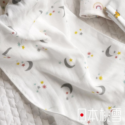 日本桃雪輕柔隨行快乾紗布方巾，印有月亮和星星圖案，柔軟的白色紗布材質，適合嬰幼兒使用。