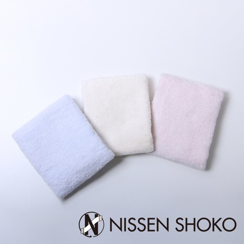 三條 re hada 花粉對策低摩擦護膚洗臉巾，分別為淺藍色、白色和淺粉色，材質柔軟，呈現細緻的絨毛感。