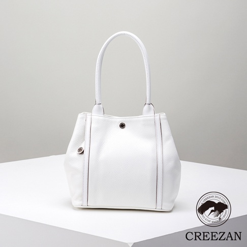 JETTER 方形托特包 CJTE-026，白色皮革材質，包身呈現柔軟的垂墜感，兩側有縫線裝飾，頂部配有圓形提把，包身中央有品牌金屬釦飾。