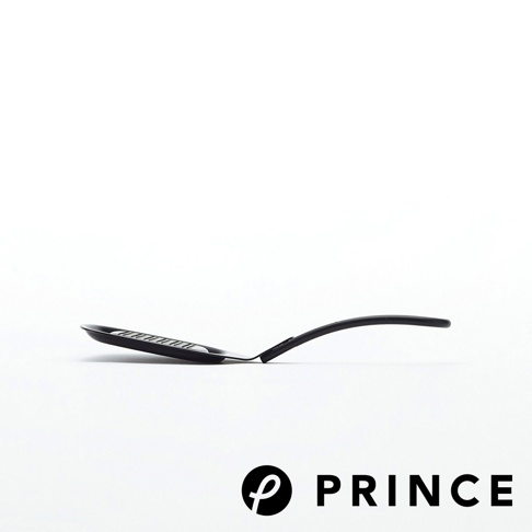 黑色金屬小磨泥器，帶有傾斜的手柄和鑽孔的勺面，置於白色背景上，右下角有 PRINCE Logo。