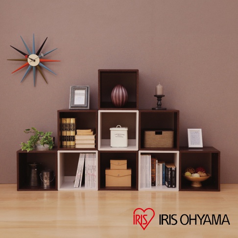 圓角無門組合收納櫃 QR-34，展示櫃由深棕色與白色方形櫃體堆疊而成，櫃內擺放有書籍、裝飾品、白色儲物罐、藤編籃、相框、植物等。