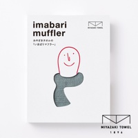 今治匹馬棉雙色圍巾，淺灰藍色，織紋細緻，搭配簡約白色包裝與可愛卡通頭像。