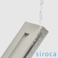 淺灰色 siroca SC-C2510 石臼式全自動研磨咖啡機的淺灰色水箱，有刻度標示，水正從上方注入，水滴濺落在機身上。