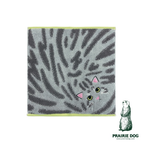 一條淺灰色底色、帶有深灰色條紋的方形刺繡毛巾，右下角繡有一隻從條紋中探出頭來的灰色虎斑貓，貓咪擁有生動的黃綠色眼睛、粉色耳朵與鼻子，毛巾上下邊緣飾有亮綠色縫線，右下角印有 Prairie Dog 的商標與網址。