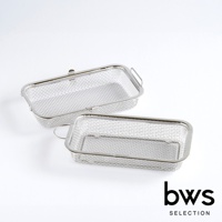 兩個不鏽鋼網狀收納盒，一個帶有蓋子和提把，另一個是開放式設計，均為銀色金屬材質，置於白色背景上。