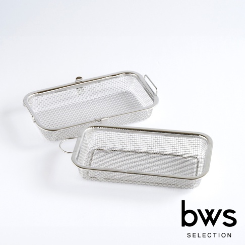 兩個不鏽鋼網狀收納盒，一個帶有蓋子和提把，另一個是開放式設計，均為銀色金屬材質，置於白色背景上。