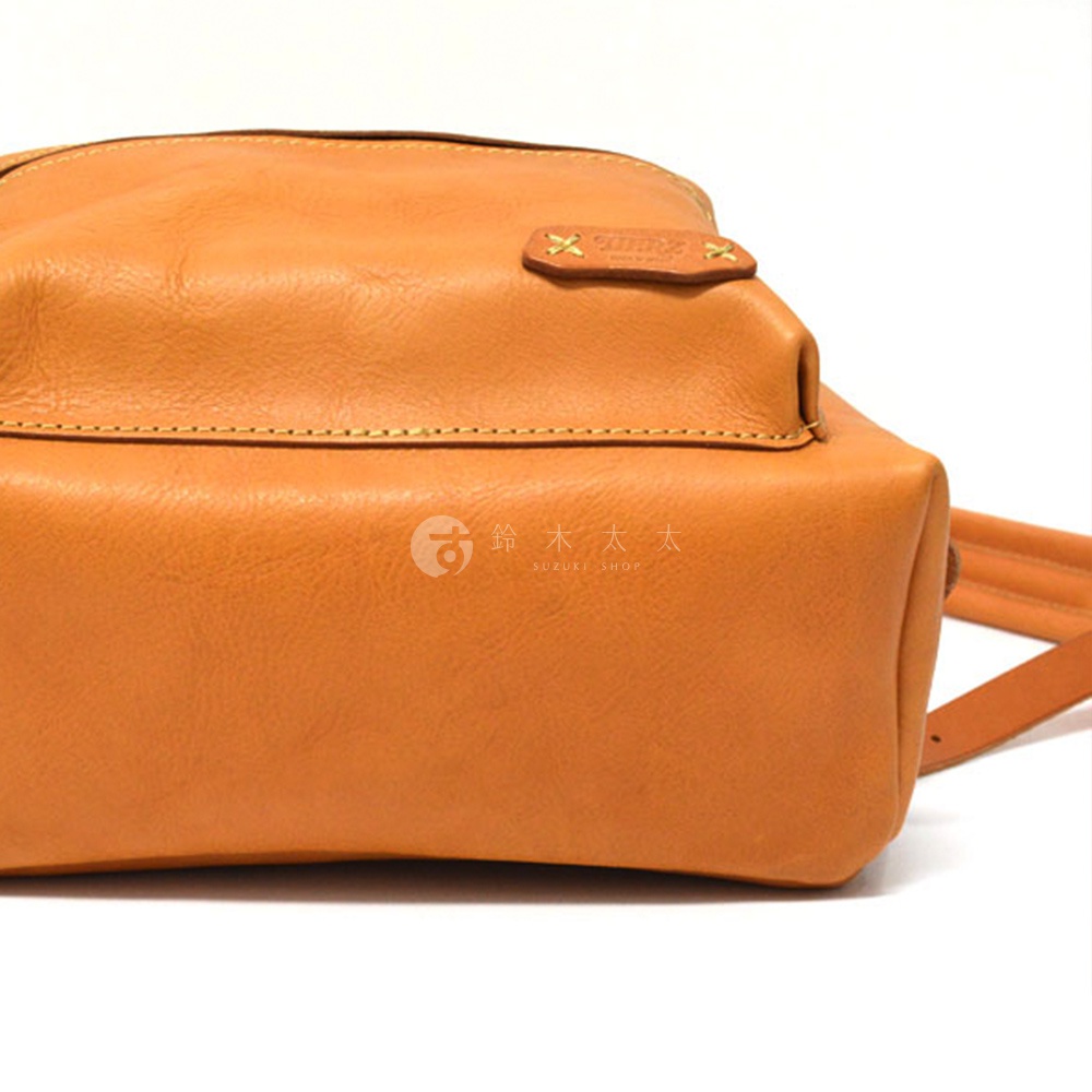 職人手作皮革休閒風後背包 R-93，採用淺棕色皮革，展現自然紋理與精緻車縫，右側有品牌標誌。