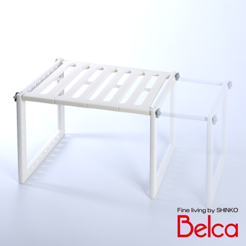 白色伸縮槽下單層站立收納架，由塑膠製成，結構為兩層支架，上層為帶有長條形開孔的白色面板，可伸縮調整寬度，整體設計簡潔實用。