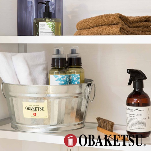 OBAKETSU 手工製多功能迷你桶，內有毛巾、洗手乳和噴霧瓶，旁邊有清潔刷