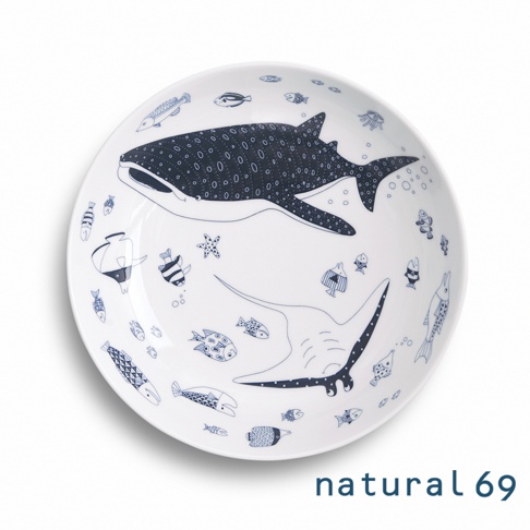 白色陶瓷大圓深碗，碗內繪有藍色線條的海洋生物圖案，包括一隻巨大的鯨鯊、魟魚、各種魚類及海星，風格簡潔可愛。