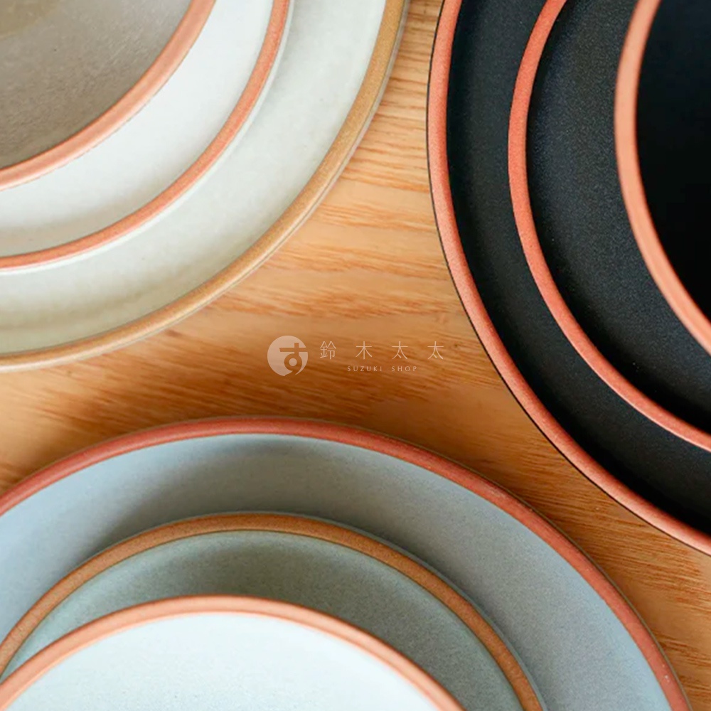 PURE 素燒百搭陶瓷主菜盤 M，展示奶白色、淺灰色和黑色三種顏色，盤緣帶有陶土色邊飾，材質為陶瓷，呈現簡約質樸的風格。