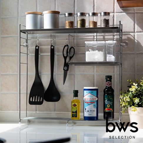 bws SELECTION 廚房三層收納架，架上掛有鍋鏟、剪刀，並擺放了橄欖油、海鹽、義大利黑醋等調味品。