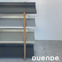 MARGE SHELF 4 四層置物收納架，由金屬製成，呈現不同深淺的灰色層板，中間由一根木質支柱支撐。