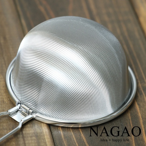 一個銀色不鏽鋼製超細網濾茶器，帶有兩個連接點，底部有品牌標誌。