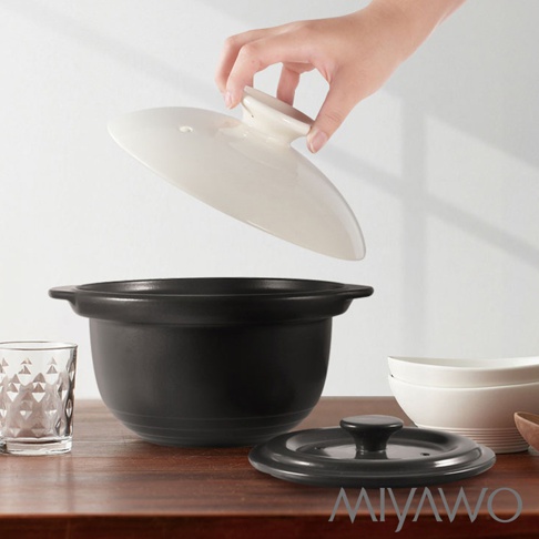 直火系列雙蓋炊飯陶鍋/燉鍋，鍋身為黑色，配有白色和黑色兩個鍋蓋，材質為陶。