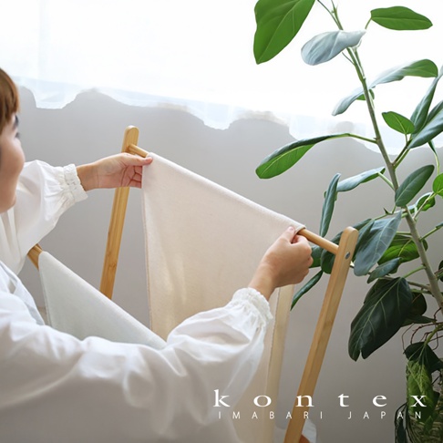 MOKU ORGANIC 有機棉長毛巾，奶油色，觸感柔軟，由100%有機棉製成，以食材染料染色，搭配木製支架。