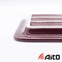 深棕色美濃燒素釉吐司酥脆專用盤，帶有三個分隔槽，盤面光滑，邊緣圓潤，底部有品牌標誌。