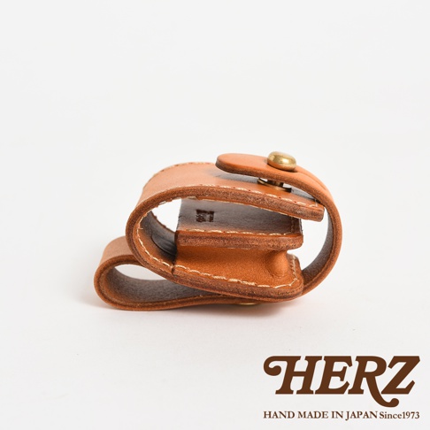 棕色皮革製成的腰間小物收納包，有原子釦開合，附有可掛在皮帶上的設計，皮革質地扎實，車縫線清晰。