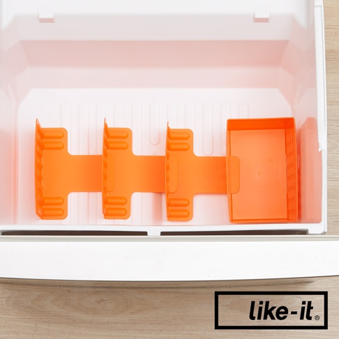 冷凍庫專用分層隔板（一組3入）與網格收納盒（白色），皆為塑膠材質，隔板為亮橘色，具有多個夾槽，收納盒為長方形，側邊有網格狀通風孔。