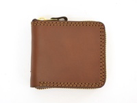 棕色皮革製短夾，採用全包式拉鍊設計，附有金色拉鍊頭及黑色拉環，邊緣車縫線為深棕色。