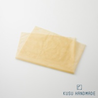 兩張淺黃色、半透明的薄織物疊放在一起，材質看似柔軟輕薄，有細微皺褶。