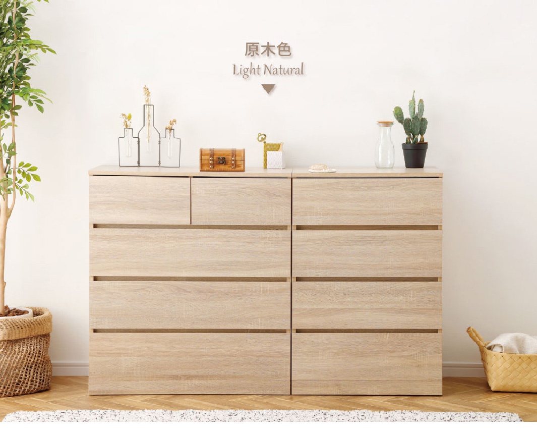 木製收納櫃 WCH-790，原木色，共九個抽屜，兩側上方有裝飾品，例如花瓶、仙人掌和木盒。