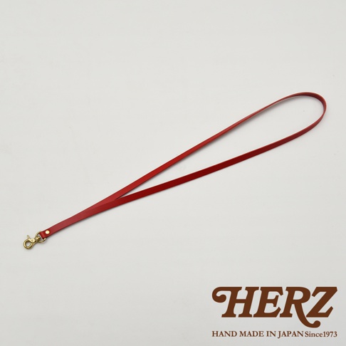 紅色皮革證件識別夾專用掛繩，配有金色金屬夾扣，簡單設計，適合搭配各式證件夾。