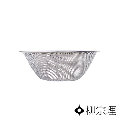一個銀色不鏽鋼網狀瀝水盆，盆壁帶有細密網孔，邊緣向外翻折。