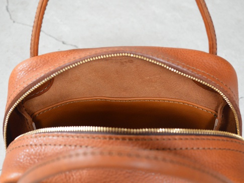 職人手作皮革Organ方形托特包（G-47）S，呈現棕褐色皮革紋理，帶有金色拉鍊，內部為裸色皮革，設有隔層。