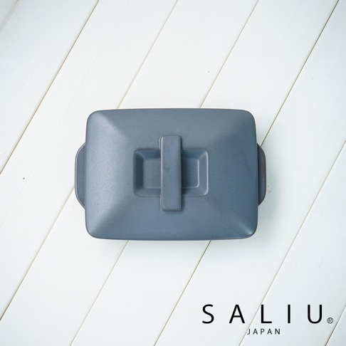 The chef 多功能耐熱陶製萬用長方形附蓋烤盤 S-平底，呈現深灰色，帶有簡潔的長方形造型與凸起的提把。