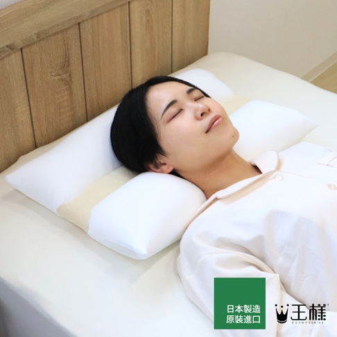 一位女子仰臥在床上，頭枕著一個乳白色、帶有網格狀米色中帶的枕頭，表情安詳。右下角有一個綠色方框，裡面有日文文字「日本製 原裝進口」，旁邊還有王樣的品牌標誌和日文「OSAMA SERIES」。