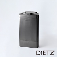 一個灰色的 30 公升自動感應靜音垃圾桶，頂部有三角形的感應器區域，側面有 DIETZ 品牌標誌。