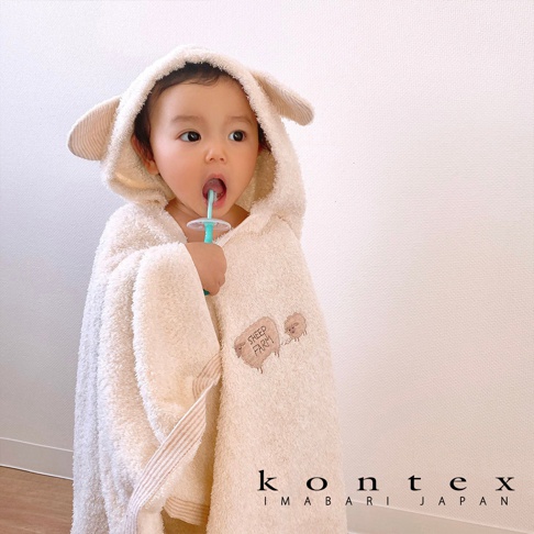 米色純棉連帽浴巾，帶有可愛的羊耳朵和羊印花刺繡，適合嬰幼兒。