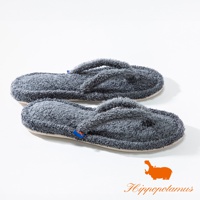 一雙灰色竹棉混紡材質的夾腳室內拖鞋，鞋面為毛絨觸感，鞋底邊緣為米白色，左鞋外側有藍底橘色河馬標誌。