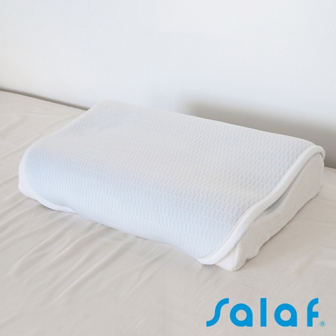 白色網眼針織材質的極致涼感透氣枕套，呈現弧形輪廓，置於白色床單上，枕套邊緣有白色滾邊。