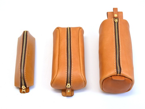 サイズ比較してみました。
真ん中がラウンディッシュペンケース(KP-1)。
左:三角型ペンケース(KP-26)、右:Bigペンケース(KP-146)