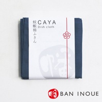 深藍色網格紋路的蚊帳布，包裝上印有「CAYA Dish cloth」字樣，並以紅色細繩繫著日式結飾。