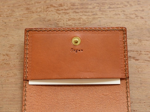 職人手作皮革Organ證件分類收納夾 (GS-30)，淺棕色皮革，帶有金色銅釦，內層可見白色卡片，縫線精緻。