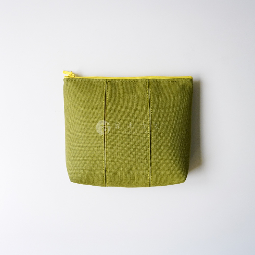 一個橄欖綠色的京都KOSHO帆布化妝收納包，正面有垂直分割設計，配有鮮黃色的拉鍊，整體呈現簡約的長方形外觀，背景為純白色。