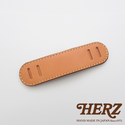 職人手作皮革肩墊，淺棕色皮革，車縫線整齊，兩端各有一對長方形開孔，用於固定。