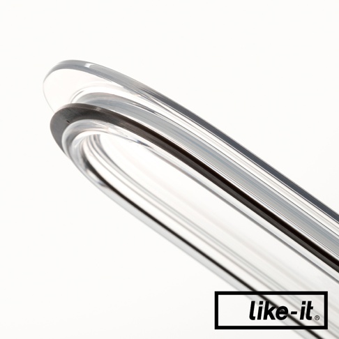 透明密封保鮮盒特寫，邊緣有黑色密封條，盒身呈現光澤感。