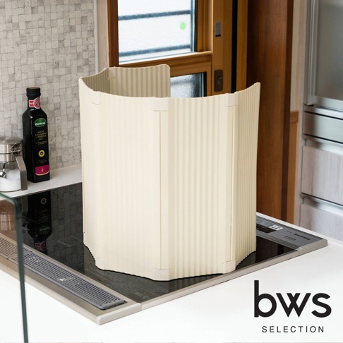 bws SELECTION 廚房IH專用防油污六片式摺疊隔板，米白色，有條紋造型，放在IH爐上，可摺疊收納。