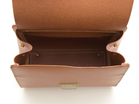 職人手作皮革屋瓦風兩用單肩包 (CW-3)，展現了天然皮革質感的棕色包款，內部結構清晰可見，包含縫線分隔的隔層。